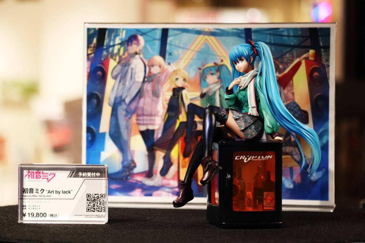 話題の「初音ミク“Art by neco”」を展示中！プリズムが新宿