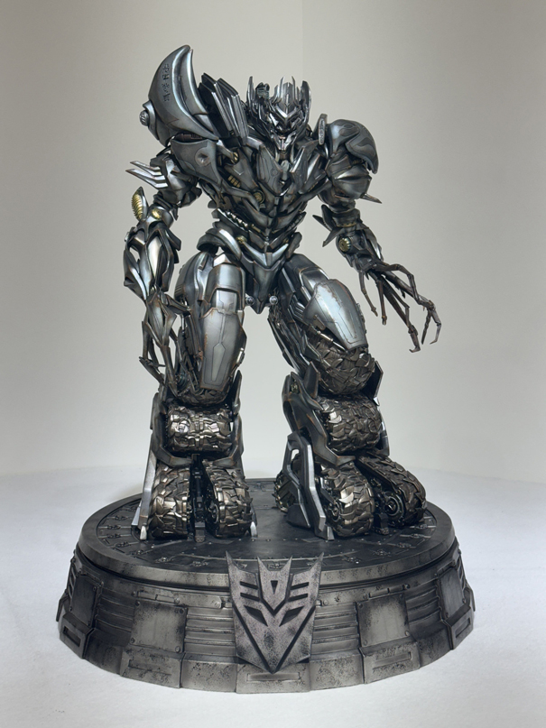 店舗空間に展示されたPrime 1 Studioのスタチュー